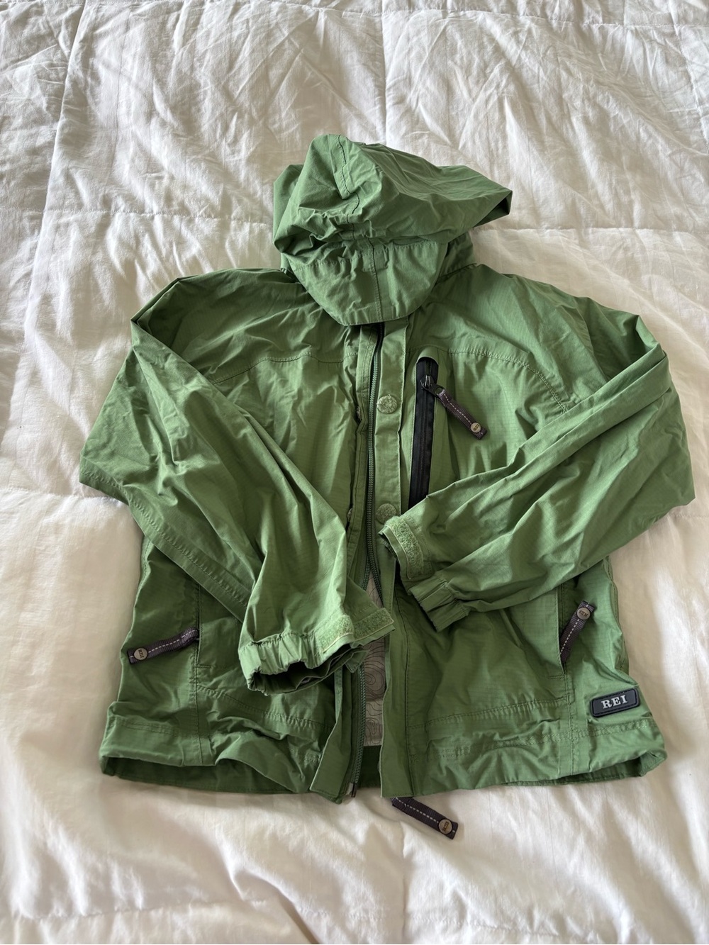 REI Elements Boys small 6/7 Green Hooded Lightweight Water proof Rain Jacket